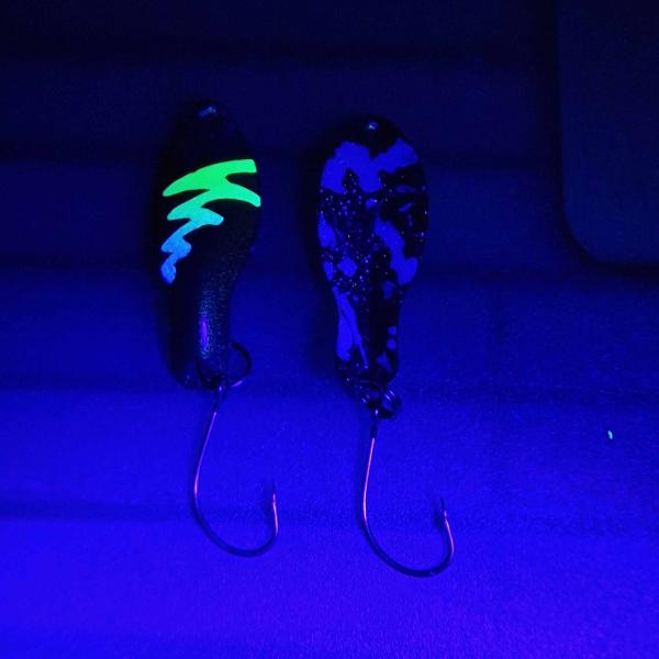 Storm 2.5g Spoon #056 UV Aktiv FlipFlop Bug Yellow Blue / Black White Holo