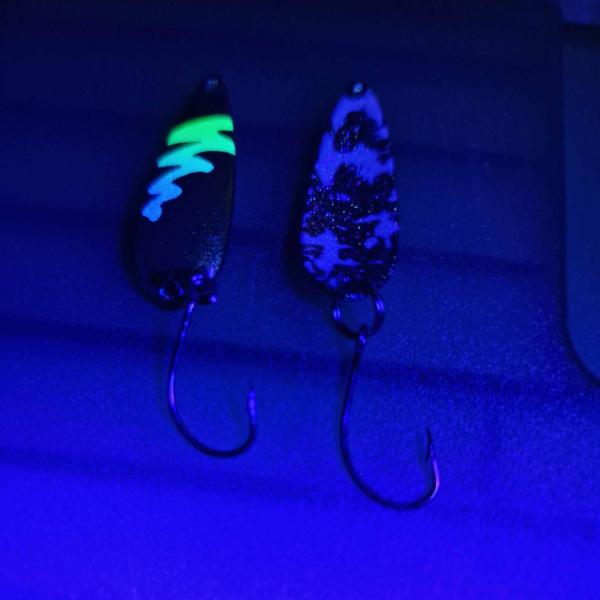 Whisper 2.2g Spoon #056 UV Aktiv FlipFlop Bug Yellow Blue / Black White Holo