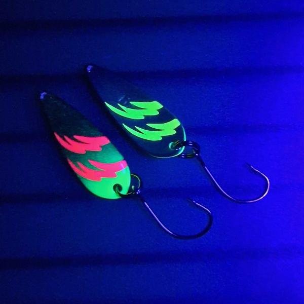 Whisper 2.2g Spoon #051 UV Aktiv FlipFlop Electric Pink / Gold Neon Yellow