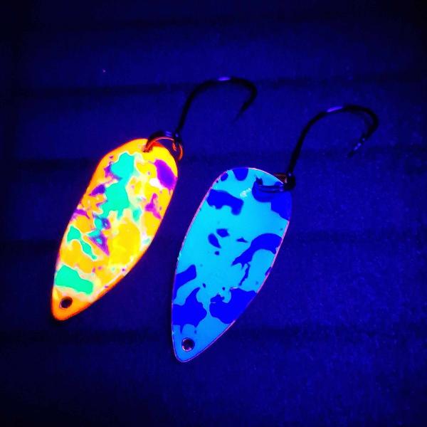 Catchmaker 2.5g Spoon #063 UV Aktiv Abstrakt Shining Orange / Camo Blue White