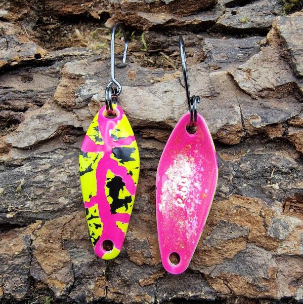 Sting 2.5g Spoon #066 UV Aktiv Tiggi Pink Yellow Black / Pink Holo Flakes