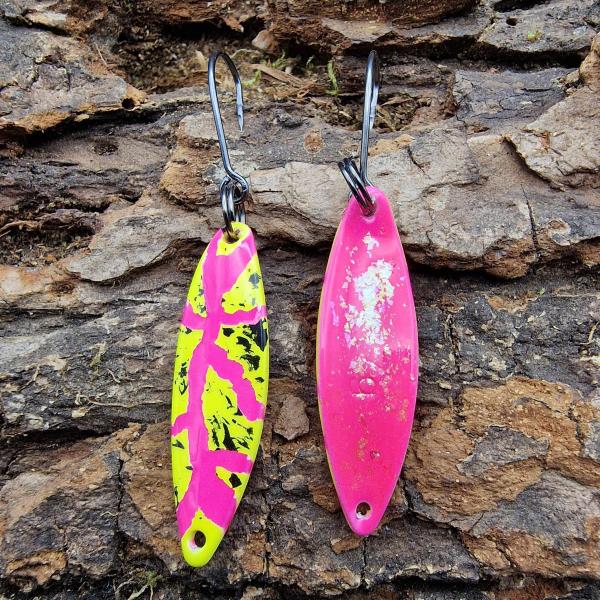 Kicker 2.7g Spoon #066 UV Aktiv Tiggi Pink Yellow Black / Pink Holo Flakes