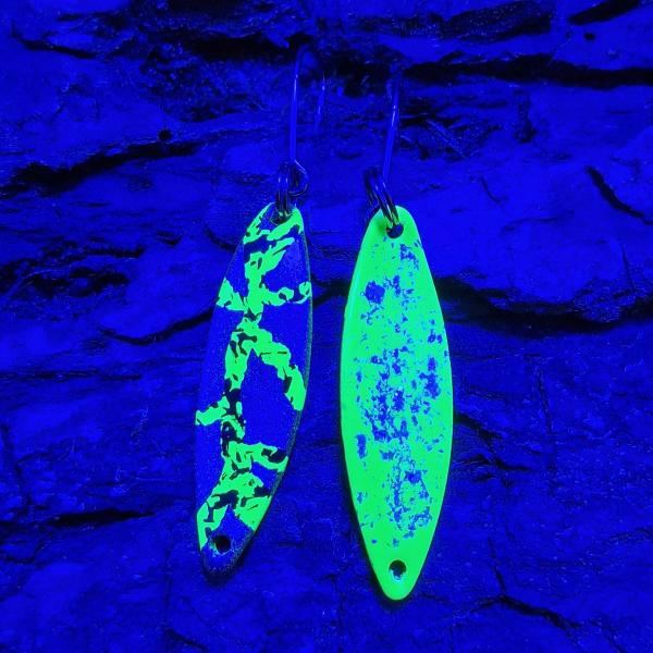 Kicker 2.7g Spoon #065 UV Aktiv Tiggi Green Black FlipFlop Purple / Green Holo Flakes