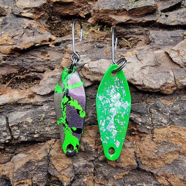 Sting 2.5g Spoon #065 UV Aktiv Tiggi Green Black FlipFlop Purple / Green Holo Flakes