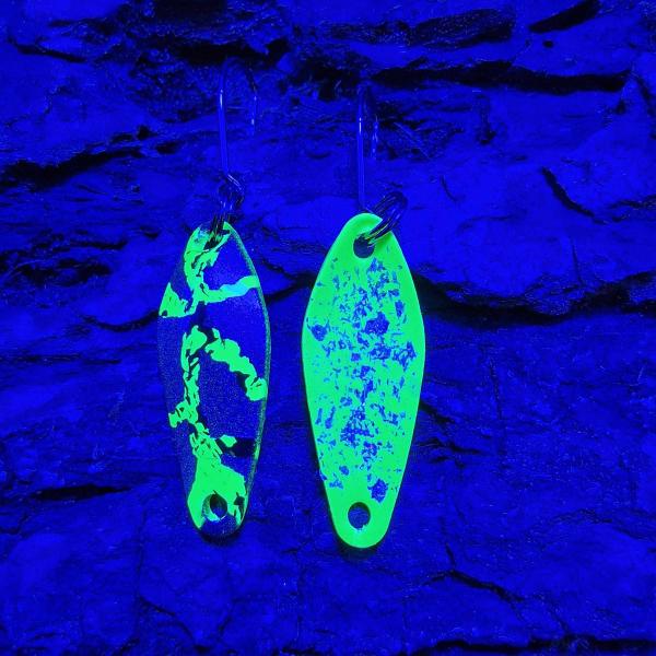 Sting 2.5g Spoon #065 UV Aktiv Tiggi Green Black FlipFlop Purple / Green Holo Flakes