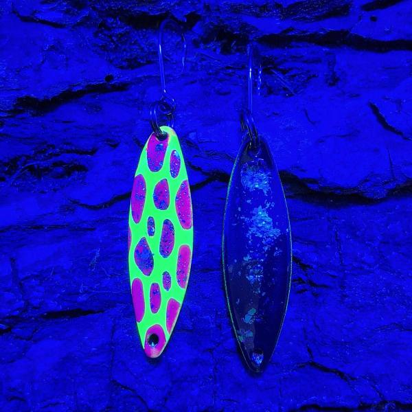 Kicker 2.7g Spoon #064 UV Aktiv Leo Purple Yellow / Black Holo Flakes